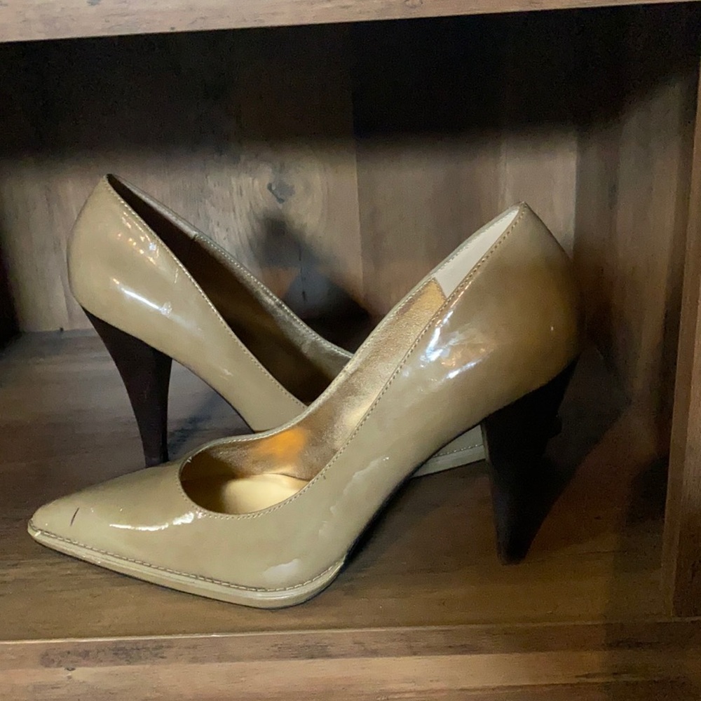 Simply Vera Wang, Size 10 heels. Shiny Material.